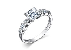 Серебряное кольцо с фианитом