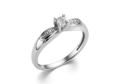 Серебряное кольцо с бриллиантом