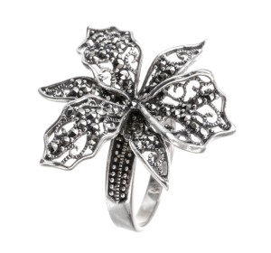 Серебряное кольцо с марказитом