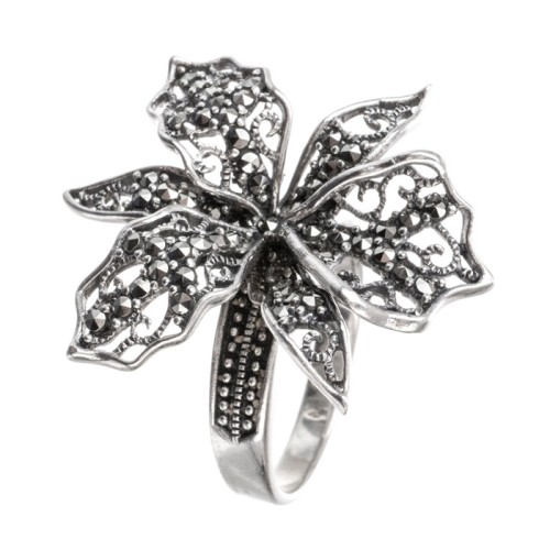 Серебряное кольцо с марказитом