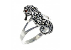 Серебряное кольцо с гранатом