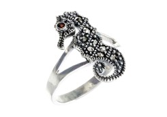 Серебряное кольцо с гранатом