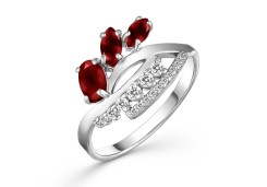 Серебряное кольцо с гранатом