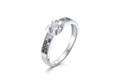 Кольцо из белого золота с бриллиантом