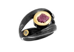 Серебряное кольцо с позолотой с корундом