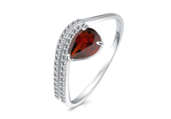 Серебряное кольцо с гранатом