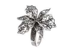 Серебряное кольцо с марказитом