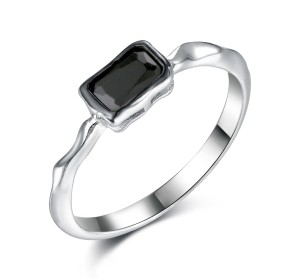 Серебряное кольцо со шпинелью