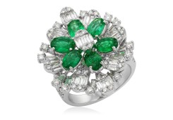 Золотое кольцо с бриллиантами и изумрудами